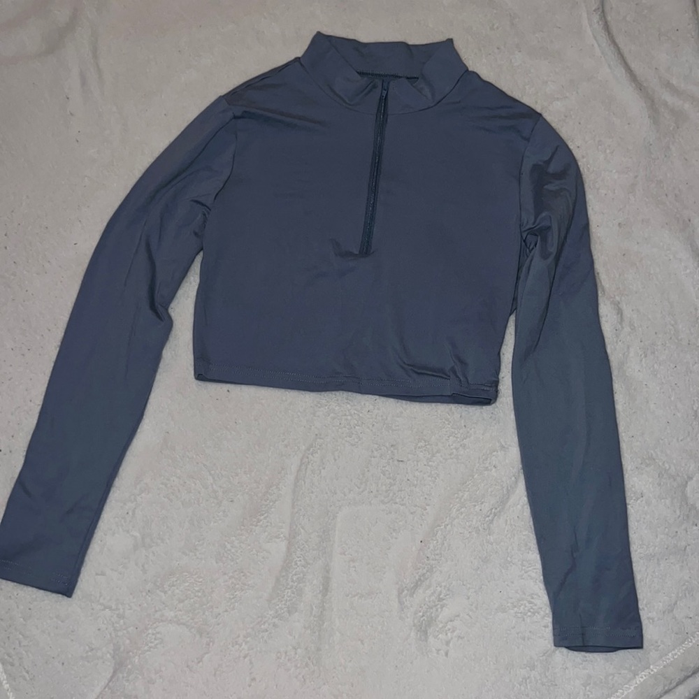 Crop top solid fitted shirt color blue, size medium